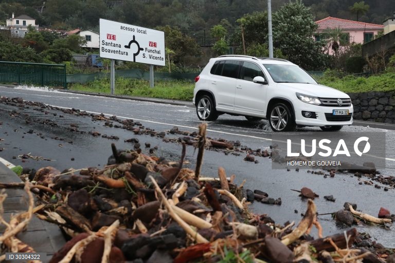 O temporal que se abateu no dia de Natal na costa norte da Madeira provocou diversos estragos, nomeadamente ao nivel da rede viaria em Boaventura e Ponta Delgada, em São Vicente, 26 de dezembro de 2020, HOMEM DE GOUVEIA/LUSA