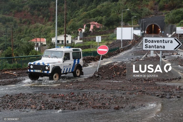 O temporal que se abateu no dia de Natal na costa norte da Madeira provocou diversos estragos, nomeadamente ao nivel da rede viaria em Boaventura e Ponta Delgada, em São Vicente, 26 de dezembro de 2020, HOMEM DE GOUVEIA/LUSA