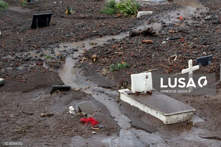 O temporal que se abateu no dia de Natal na costa norte da Madeira provocou diversos estragos, nomeadamente no cemitério  de Ponta Delgada, em São Vicente, 26 de dezembro de 2020, HOMEM DE GOUVEIA/LUSA