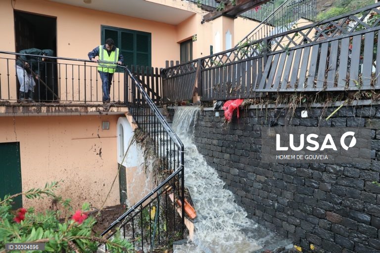 O temporal que se abateu no dia de Natal na costa norte da Madeira provocou diversos estragos, nomeadamente ao nivel da rede viaria em Boaventura e Ponta Delgada, em São Vicente, 26 de dezembro de 2020, HOMEM DE GOUVEIA/LUSA