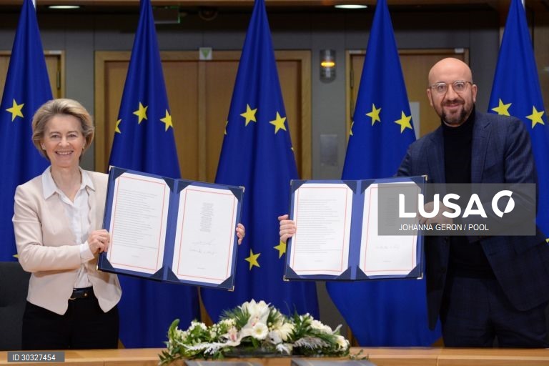 O acordo comercial Brexit é assinado em Bruxelas