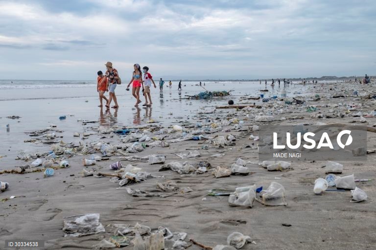 Indonésia: Resíduos de plástico invadem uma praia de Bali