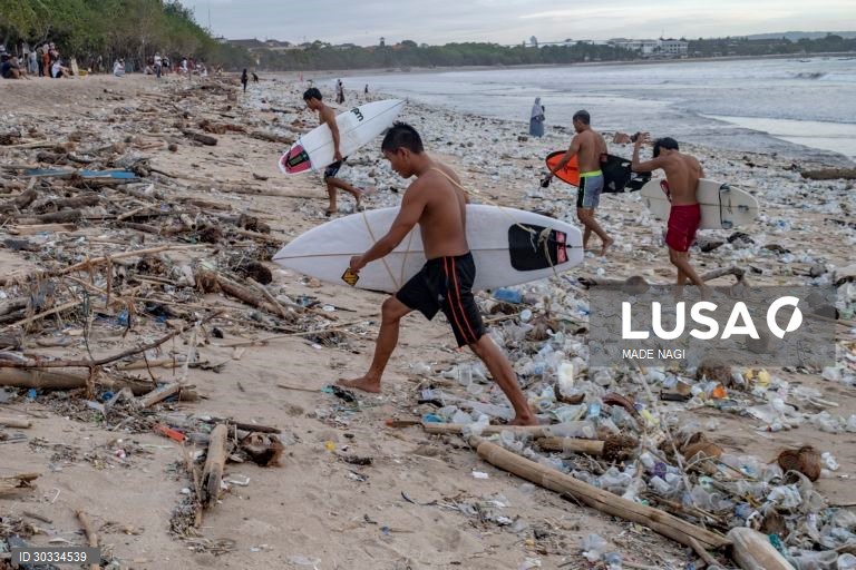 Indonésia: Resíduos de plástico invadem uma praia de Bali