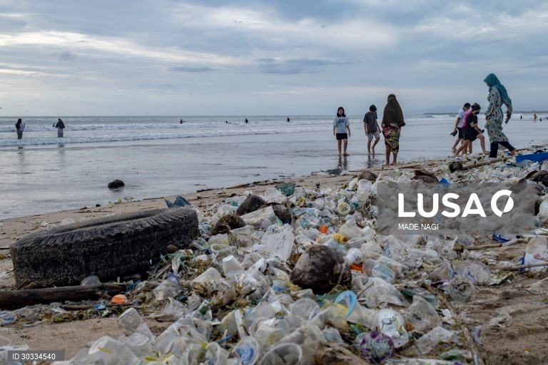 Indonésia: Resíduos de plástico invadem uma praia de Bali