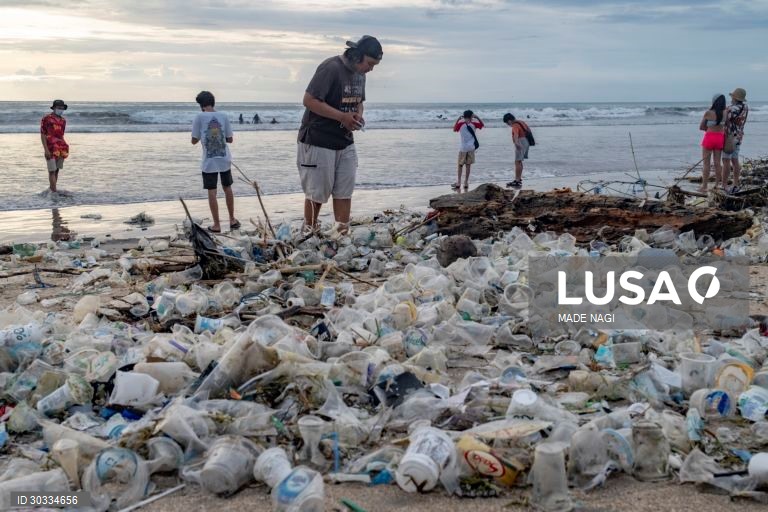 Indonésia: Resíduos de plástico invadem uma praia de Bali