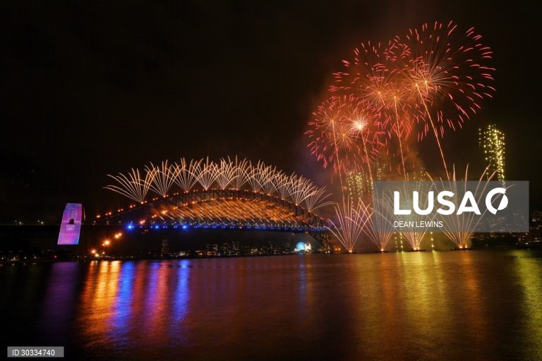 Fogo de artificio em Sydney, na Austrália, para marcar o fim do ano de 2020 e o inicio de 2021.