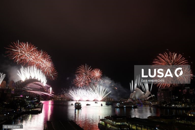 Fogo de artificio em Sydney, na Austrália, para marcar o fim do ano de 2020 e o inicio de 2021.