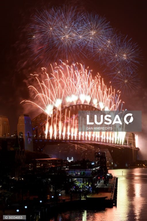 Fogo de artificio em Sydney, na Austrália, para marcar o fim do ano de 2020 e o inicio de 2021.