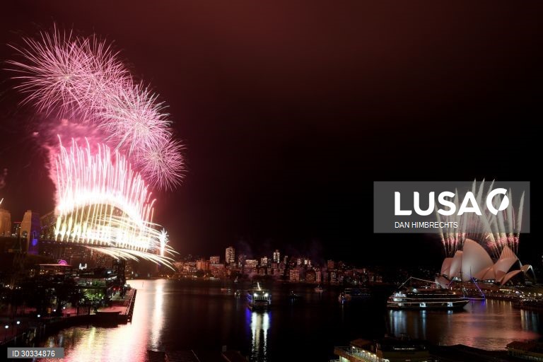 Fogo de artificio em Sydney, na Austrália, para marcar o fim do ano de 2020 e o inicio de 2021.