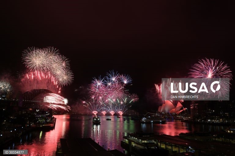 Fogo de artificio em Sydney, na Austrália, para marcar o fim do ano de 2020 e o inicio de 2021.
