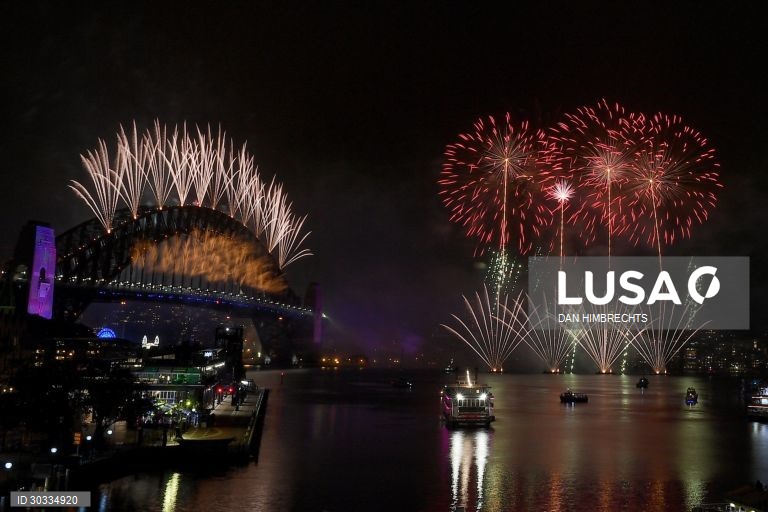 Fogo de artificio em Sydney, na Austrália, para marcar o fim do ano de 2020 e o inicio de 2021.