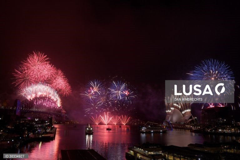 Fogo de artificio em Sydney, na Austrália, para marcar o fim do ano de 2020 e o inicio de 2021.