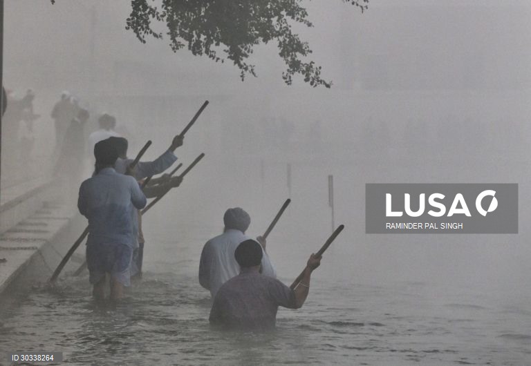 Índia: Devotos rezam no Templo Dourado em Amritsar