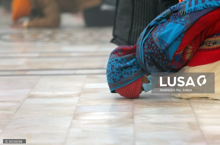 Índia: Devotos rezam no Templo Dourado em Amritsar