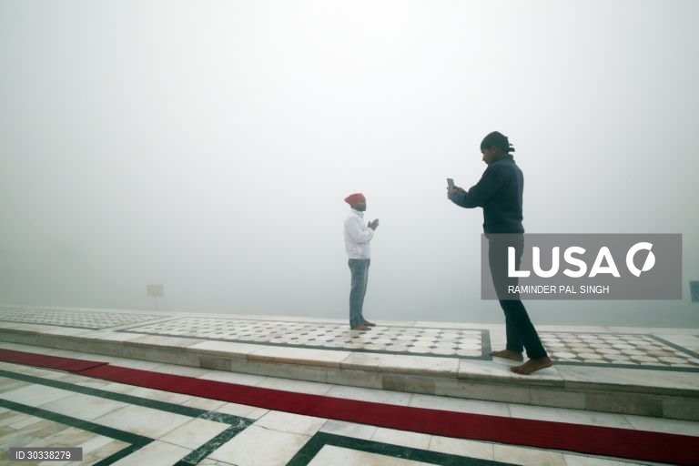 Índia: Devotos rezam no Templo Dourado em Amritsar