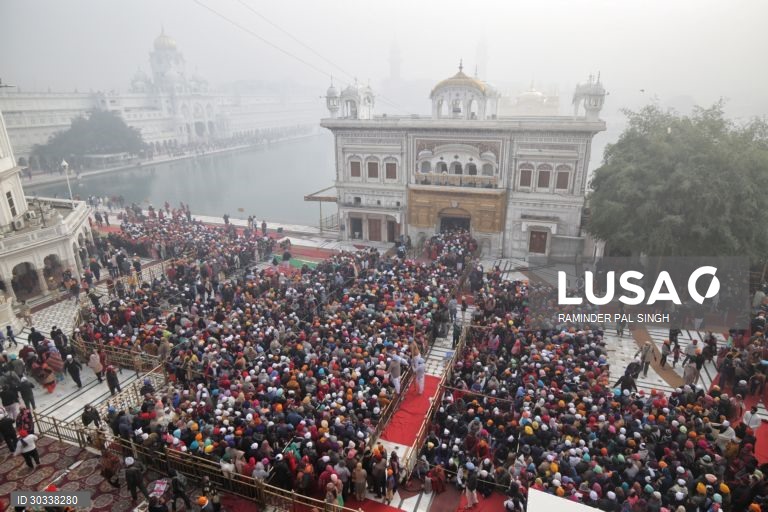 Índia: Devotos rezam no Templo Dourado em Amritsar