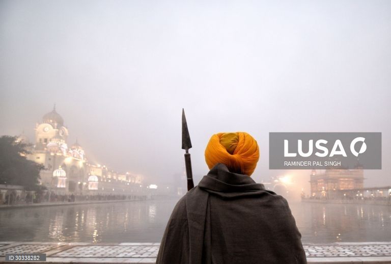 Índia: Devotos rezam no Templo Dourado em Amritsar