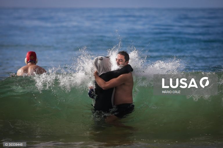 Primeiro banho do ano nas praias de Carcavelos, em Cascais.