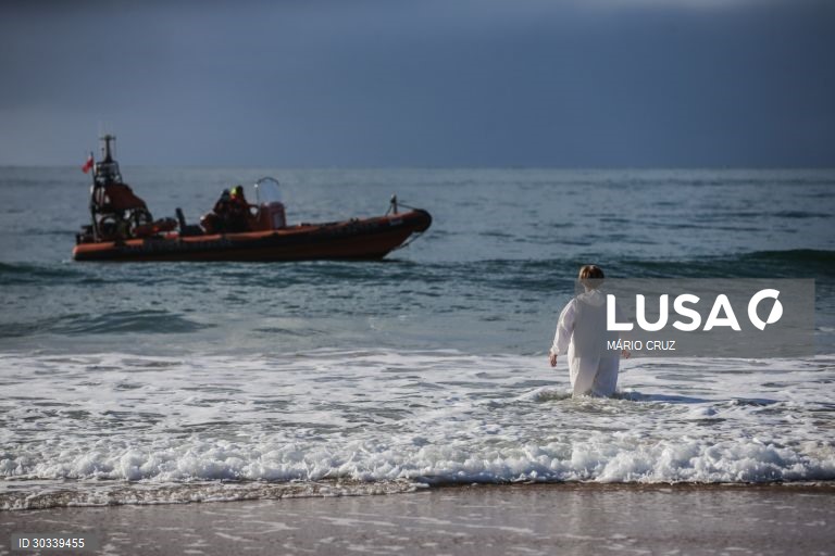 Primeiro banho do ano nas praias de Carcavelos, em Cascais.