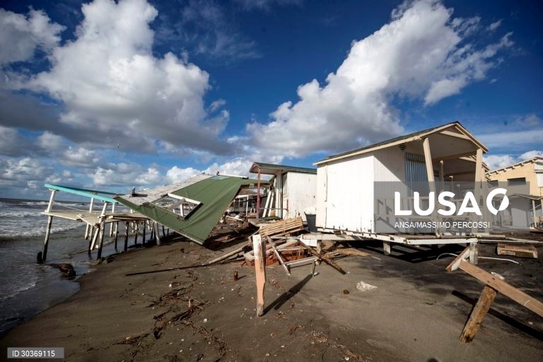 Mau tempo causa danos em Ostia, Roma