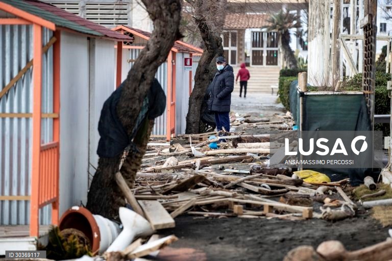 Mau tempo causa danos em Ostia, Roma