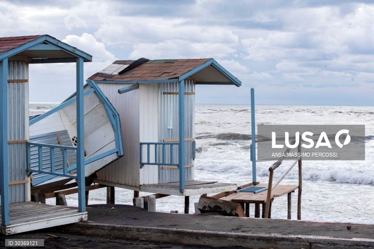 Mau tempo causa danos em Ostia, Roma