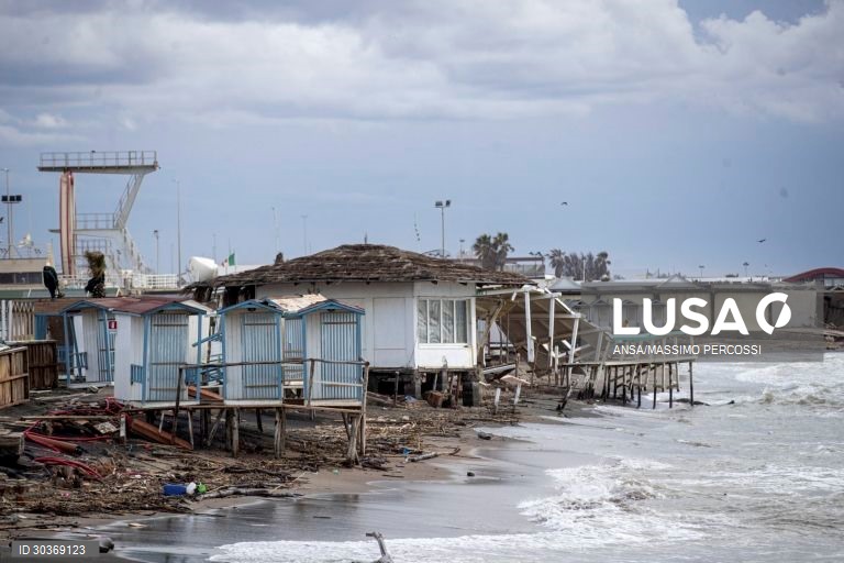 Mau tempo causa danos em Ostia, Roma