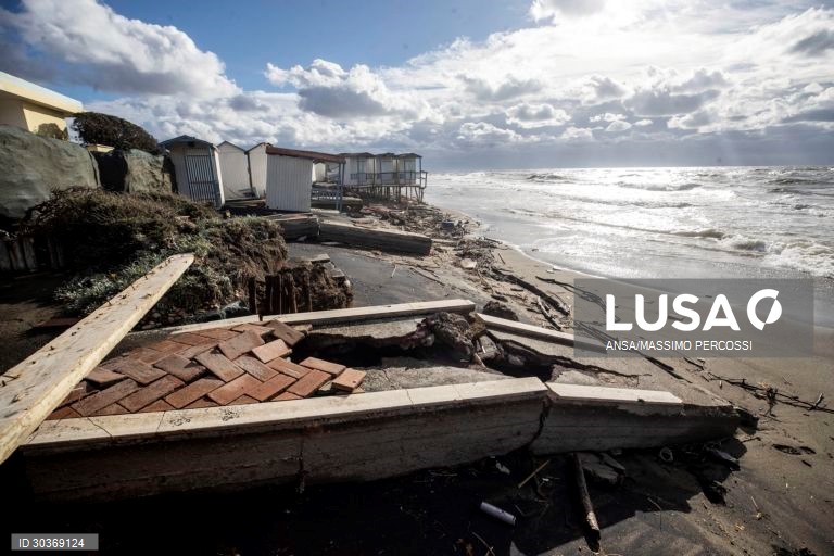 Mau tempo causa danos em Ostia, Roma