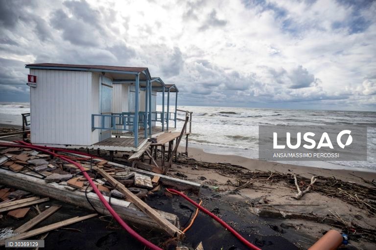 Mau tempo causa danos em Ostia, Roma