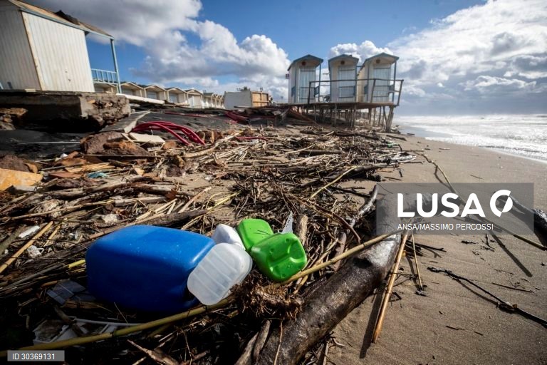 Mau tempo causa danos em Ostia, Roma