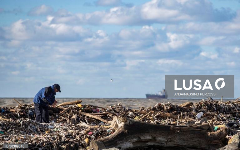 Mau tempo causa danos em Ostia, Roma