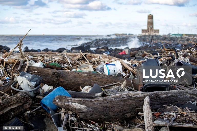 Mau tempo causa danos em Ostia, Roma