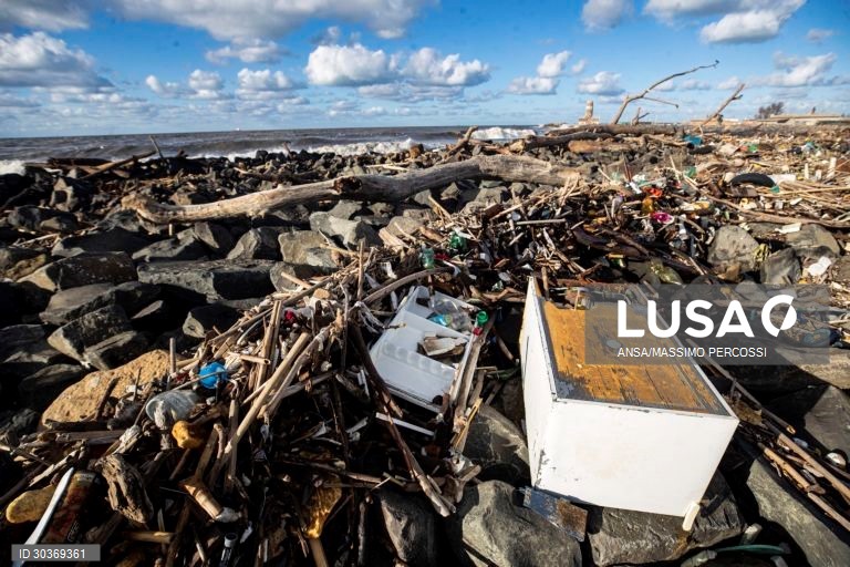 Mau tempo causa danos em Ostia, Roma