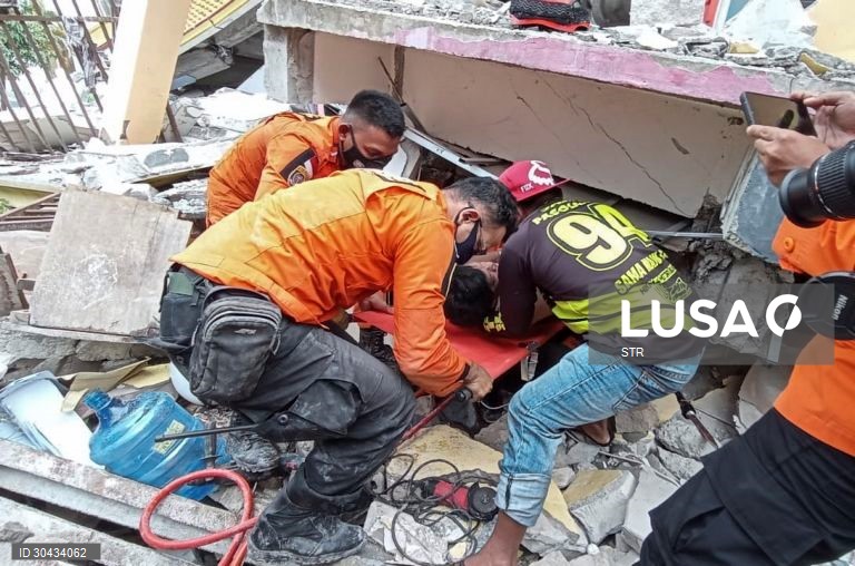 Um sismo de magnitude 6,2 atingiu a ilha de Sulawesi