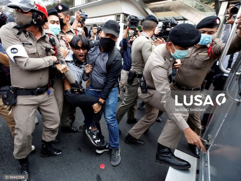Protesto contra a lei "lesa-majestade" em Banguecoque