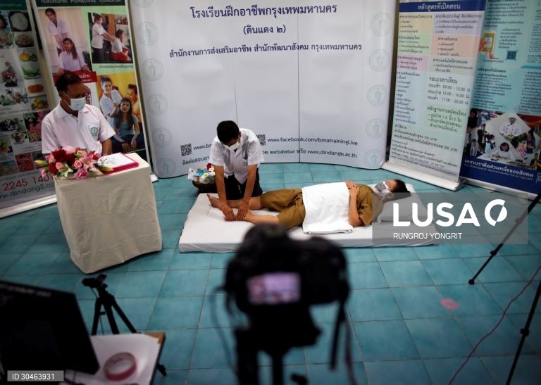 Cursos de formação profissional online para desempregados afectados pela pandemia da covid-19 na Tailândia