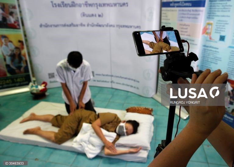 Cursos de formação profissional online para desempregados afectados pela pandemia da covid-19 na Tailândia