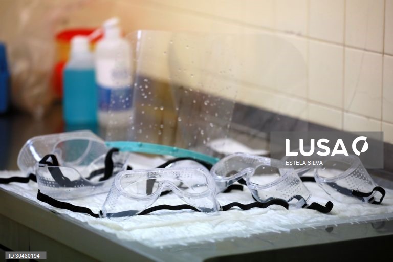 Material de proteção no serviço de cuidados intermédios de doentes com Covid-19 no Centro Hospitalar de Vila Nova de Gaia/Espinho, 20 janeiro 2021. No hospital de Gaia, são 101 os doentes internados em enfermarias e 15 os que estão nos cuidados intensivos, maioritariamente com 60, 70 e 80 anos.  (ACOMPANHA TEXTO DO DIA 21 JANEIRO 2021) ESTELA SILVA / LUSA