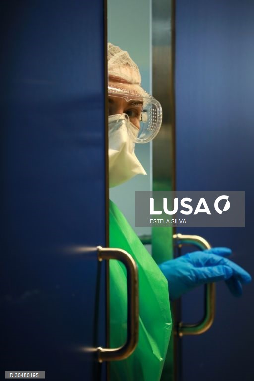 Serviço de cuidados intermédios de doentes com Covid-19 no Centro Hospitalar de Vila Nova de Gaia/Espinho, 20 janeiro 2021. No hospital de Gaia, são 101 os doentes internados em enfermarias e 15 os que estão nos cuidados intensivos, maioritariamente com 60, 70 e 80 anos.  (ACOMPANHA TEXTO DO DIA 21 JANEIRO 2021) ESTELA SILVA / LUSA