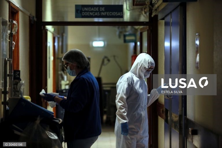 Serviço de cuidados intermédios de doentes com Covid-19 no Centro Hospitalar de Vila Nova de Gaia/Espinho, 20 janeiro 2021. No hospital de Gaia, são 101 os doentes internados em enfermarias e 15 os que estão nos cuidados intensivos, maioritariamente com 60, 70 e 80 anos.  (ACOMPANHA TEXTO DO DIA 21 JANEIRO 2021) ESTELA SILVA / LUSA