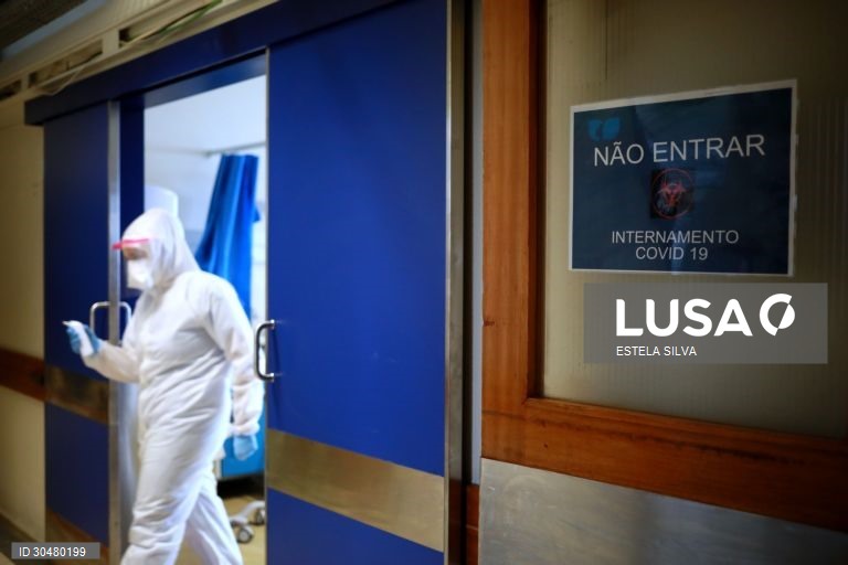Serviço de cuidados intermédios de doentes com Covid-19 no Centro Hospitalar de Vila Nova de Gaia/Espinho, 20 janeiro 2021. No hospital de Gaia, são 101 os doentes internados em enfermarias e 15 os que estão nos cuidados intensivos, maioritariamente com 60, 70 e 80 anos.  (ACOMPANHA TEXTO DO DIA 21 JANEIRO 2021) ESTELA SILVA / LUSA