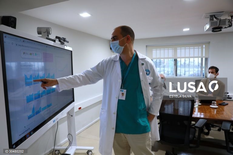Rui Guimarães, presidente do Conselho de Administração do Centro Hospitalar de Vila Nova de Gaia/Espinho durante uma reunião, 20 janeiro 2021. No hospital de Gaia, são 101 os doentes internados em enfermarias e 15 os que estão nos cuidados intensivos, maioritariamente com 60, 70 e 80 anos. (ACOMPANHA TEXTO DO DIA 21 JANEIRO 2021) ESTELA SILVA / LUSA