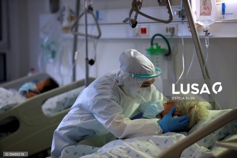 Serviço de cuidados intermédios de doentes com Covid-19 no Centro Hospitalar de Vila Nova de Gaia/Espinho, 20 janeiro 2021. No hospital de Gaia, são 101 os doentes internados em enfermarias e 15 os que estão nos cuidados intensivos, maioritariamente com 60, 70 e 80 anos.  (ACOMPANHA TEXTO DO DIA 21 JANEIRO 2021) ESTELA SILVA / LUSA