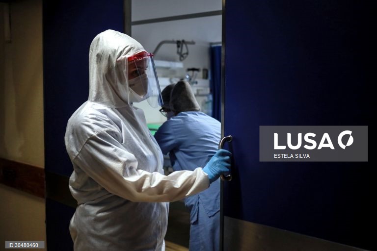 Serviço de cuidados intermédios de doentes com Covid-19 no Centro Hospitalar de Vila Nova de Gaia/Espinho, 20 janeiro 2021. No hospital de Gaia, são 101 os doentes internados em enfermarias e 15 os que estão nos cuidados intensivos, maioritariamente com 60, 70 e 80 anos.  (ACOMPANHA TEXTO DO DIA 21 JANEIRO 2021) ESTELA SILVA / LUSA