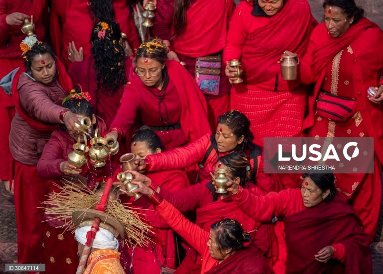 Devotos hindus celebram o Festival Madhav Narayan