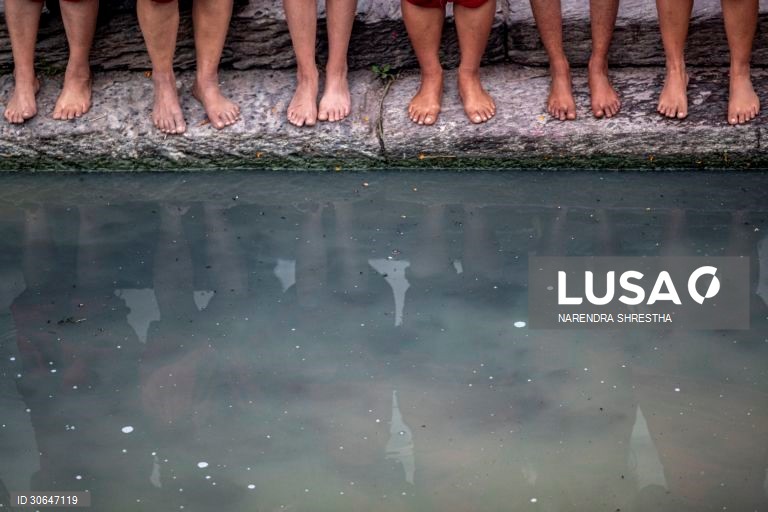 Devotos hindus celebram o Festival Madhav Narayan