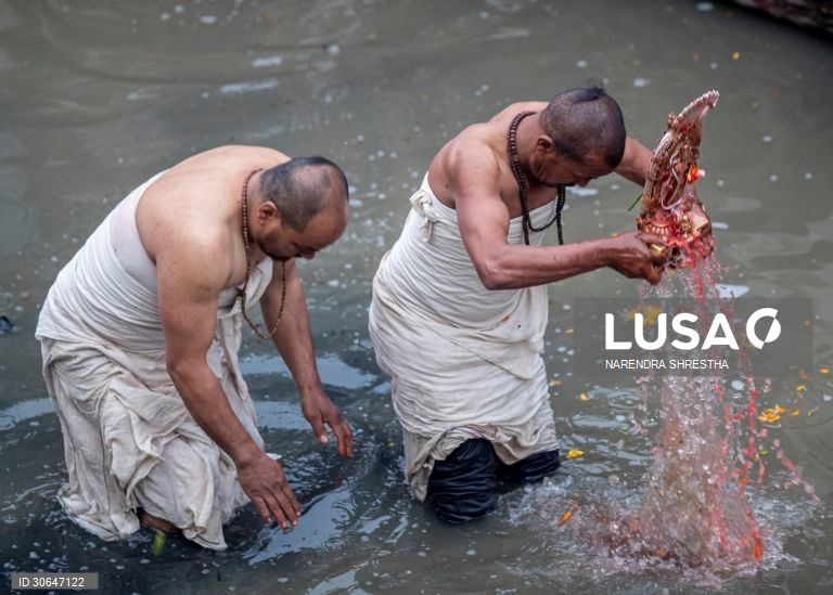 Devotos hindus celebram o Festival Madhav Narayan
