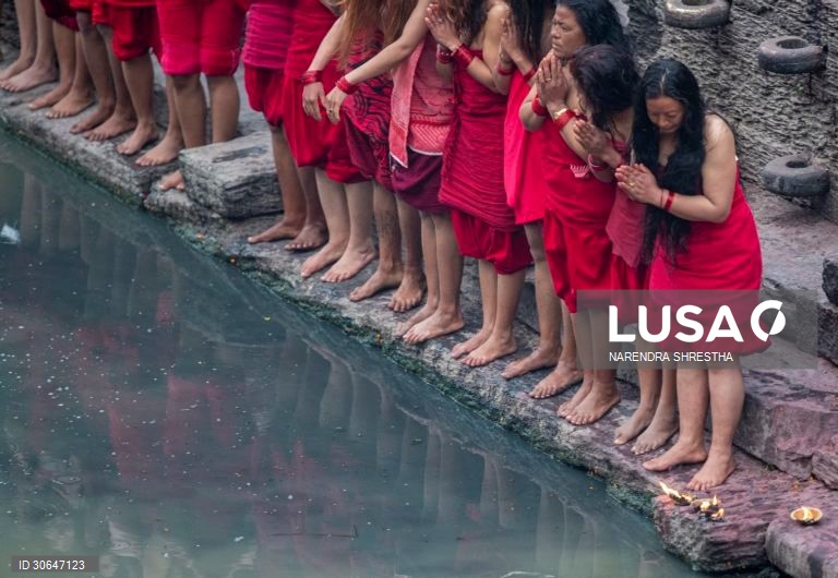 Devotos hindus celebram o Festival Madhav Narayan