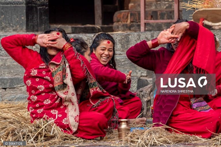 Devotos hindus celebram o Festival Madhav Narayan