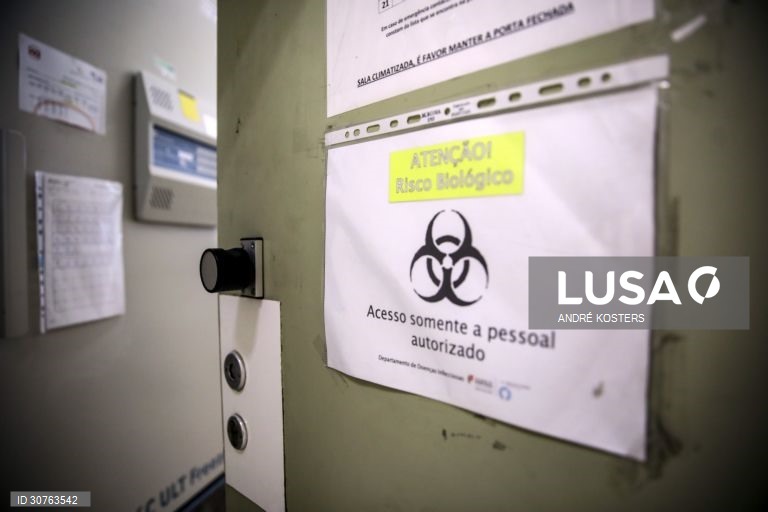 Mergulhados em dados, gráficos e relatórios, os investigadores do Instituto Nacional de Saúde Doutor Ricardo Jorge, INSA, que estudam a pandemia em Portugal saltaram para a linha da frente no combate à covid-19, desenhando cenários com o poder de influenciar decisões que afetam os 10 milhões de portugueses, em Lisboa, 24 fevereiro 2021. (ACOMPANHA TEXTO DA LUSA DO DIA 27 FEVEREIRO 2021). ANDRÉ KOSTERS/LUSA